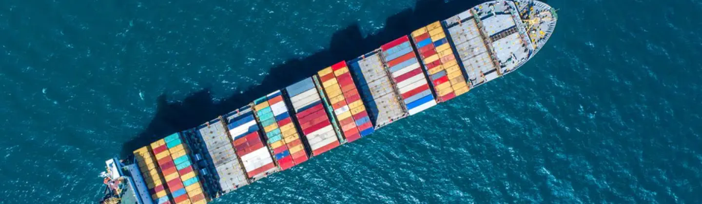 Плывущий в океане корабль