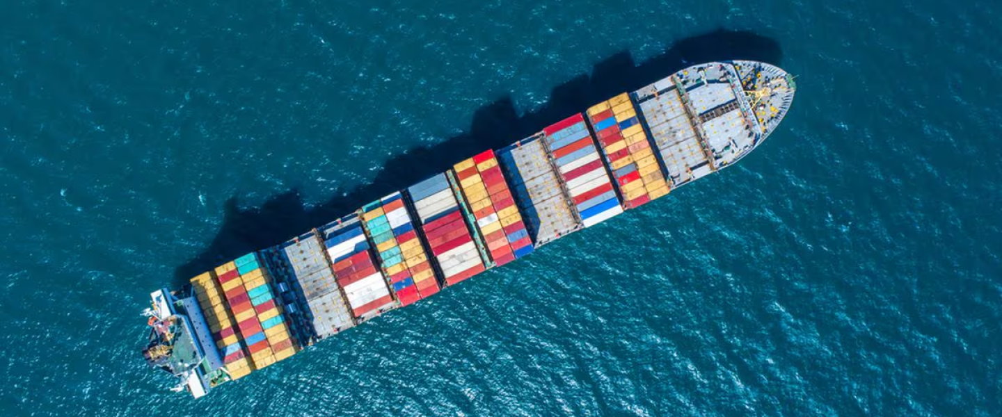 Плывущий в океане корабль